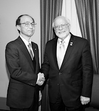 Photograph: Osaka University Law School Dean Yutaka Takenaka (left) with Dean Thomas Romig.